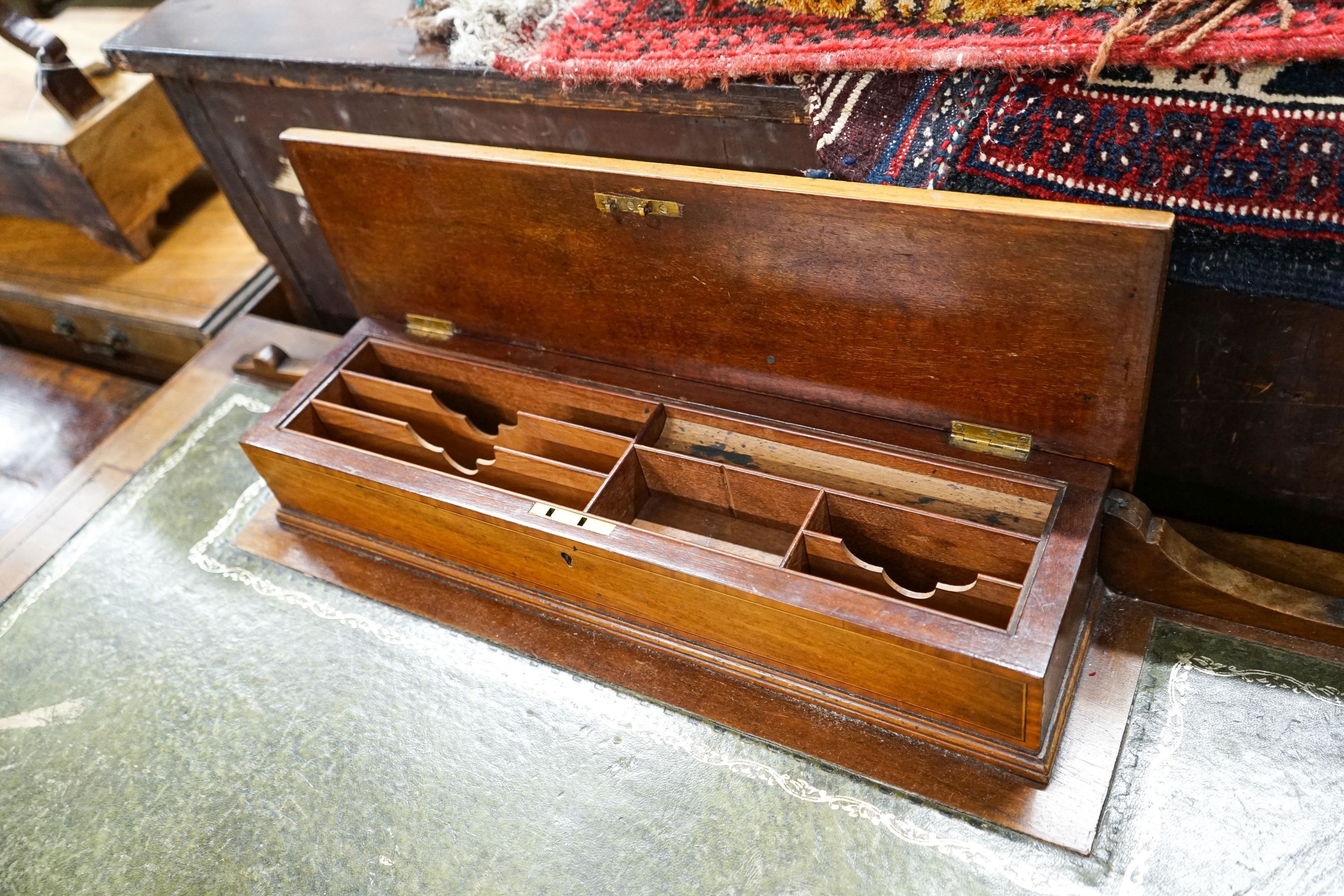 An Edwardian satinwood banded mahogany writing table, length 91cm, depth 51cm, height 76cm